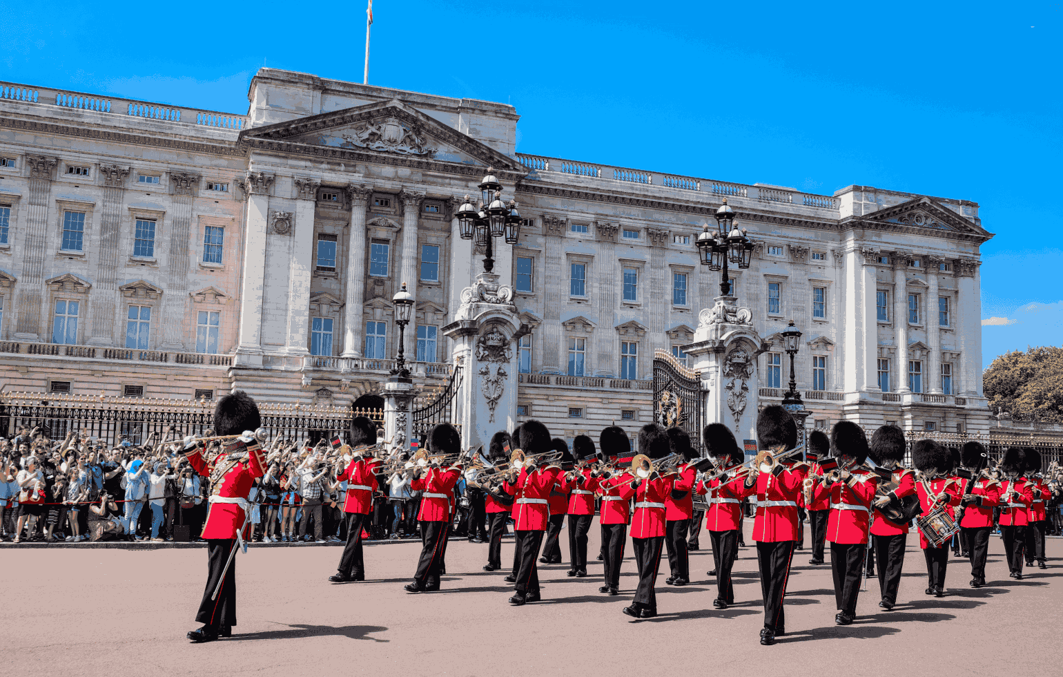 Buckingham Palace with palace guards playing trumpets and drums